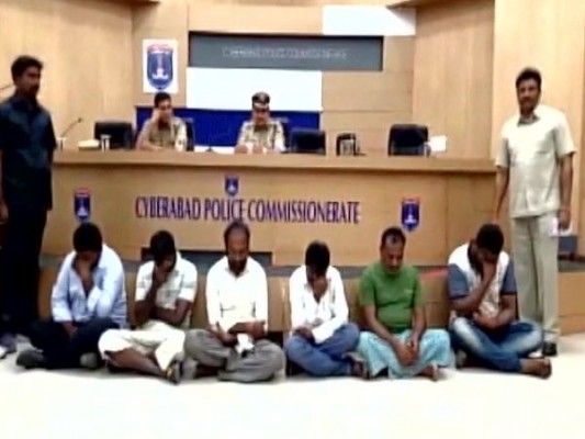 नकली नोटों के साथ गुर्गे 