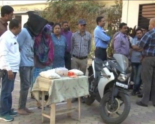 पुलिस ने लूट के केस में दोनों भाई-बहन और उनके माता-पिता को गिरफ्तार कर लिया है.