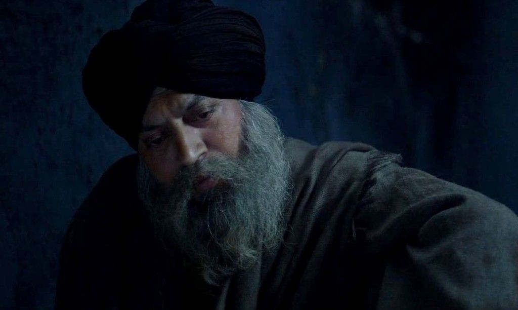 इरफान ख़ान फिल्म किस्सा में अंबर सिंह के रोल में. लुक्स में वे गुरदित्त जैसे ज्यादा लग सकते हैं न कि अक्षय.