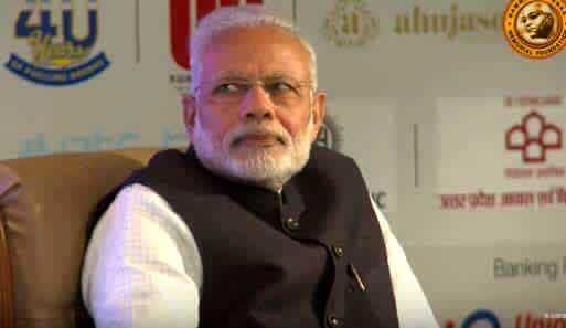 राजकमल झा के भाषण के दौरान मोदी.