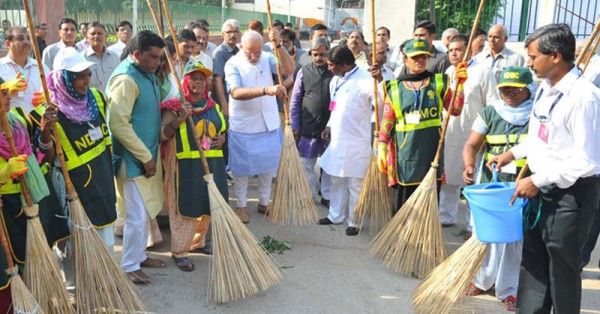 वाल्मीकि कंपाउंड में झाड़ू लगाते प्रधानमंत्री नरेंद्र मोदी