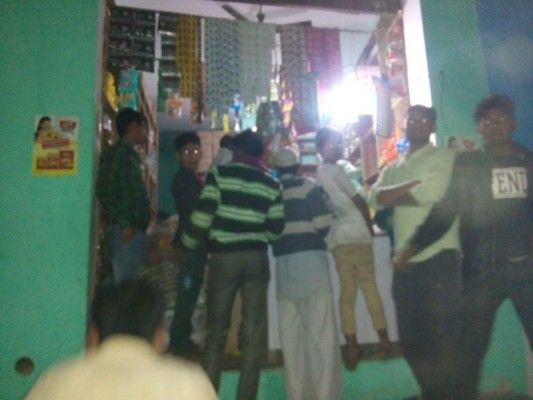 जिला अमरोहा के गांव सैद नगली में परचून की दूकान पर नमक खरीदने को रात 9.30 बजे लगी भीड़.