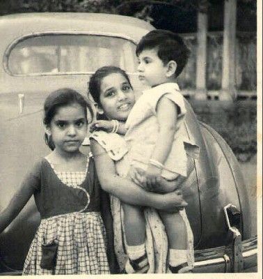 अपनी बहनों की गोद में बोमन.