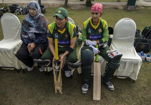 सना मीर (बीच में) इंजनीयरिंग की पढ़ाई बीच में छोड़ क्रिकेट खेल रही हैं. एशियन गेम्स में पाकिस्तान को एकमात्र गोल्ड दिलवाया था
