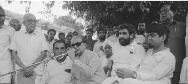 जगदीश टाइटलर के साथ सज्जन कुमार (सबसे दाएं)