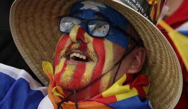 बार्सिलोना और कातालुन्या की आज़ादी का एक रंग है