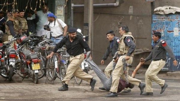 2010 में लाहौर की बैतुल नूर मस्जिद पर फायरिंग की गई. ग्रेनेड फेंके गए. (Photo : Reuters)