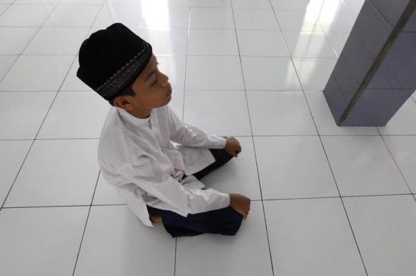 इंडोनेशिया की मस्जिद में नमाज़ पढ़ता अहमदी मुस्लिम. (Photo : Reuters)