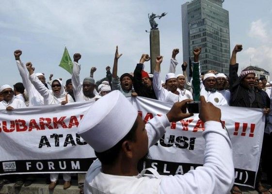 इंडोनेशिया में अहमदी लोगों के खिलाफ प्रदर्शन करते मुस्लिम. (Photo : Reuters)