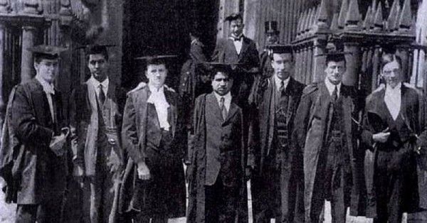 हार्डी और अन्य विद्वानोंं के साथ इंग्लैंड में रामानुजन