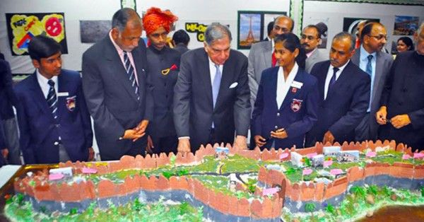 सिंधिया स्कूल में बच्चों के प्रॉजेक्ट्स देखते रतन टाटा