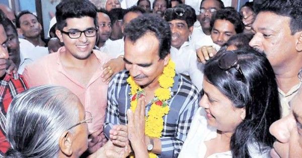 बेल मिलने के बाद अपने परिवार और समर्थकों के साथ बाबुश