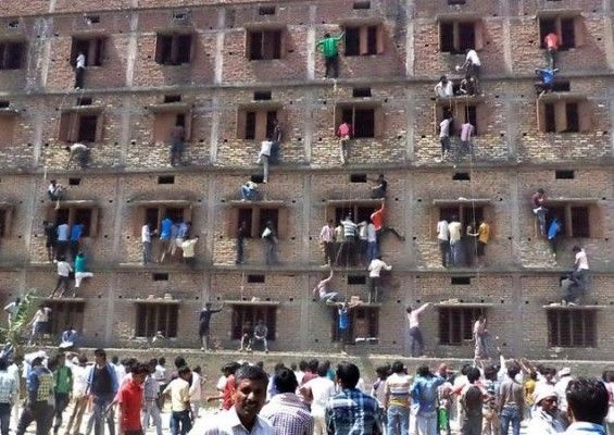 वहां ऐसे स्टंट भी देखे जा चुके हैं