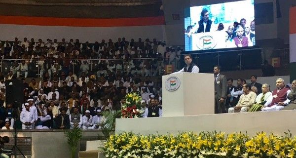 लल्लन का बाहर फेंका जाना देखते राहुल, फोटो- ट्विटर से