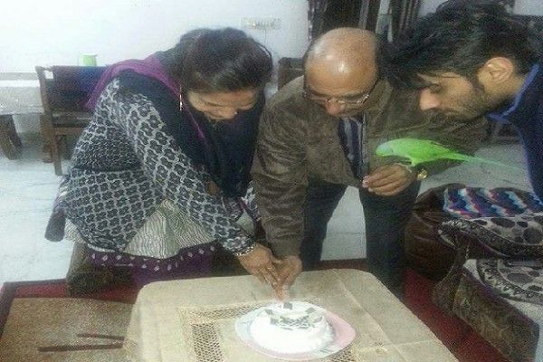 टुन्नू के मिलने की खुशी में केक कटते मदन और उनके परिवार वाले