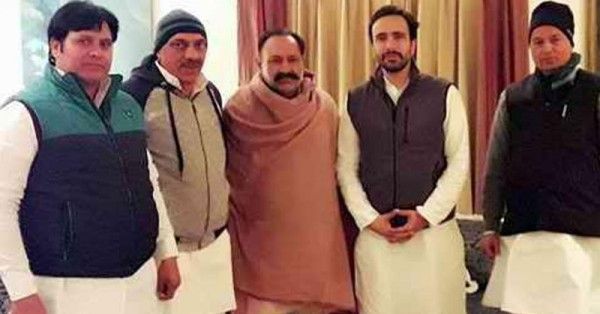 रालोद में शामिल होते समय अनिल चौहान (बीच में)