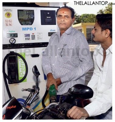 पेट्रोल पंप पर पेट्रोल भरते भरतभाई मोदी