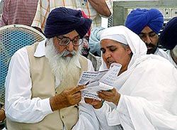 प्रकाश सिंह बादल के साथ बीबी जागीर कौर, फोटो क्रेडिट- tribuneindia