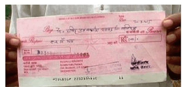 यूपी के एक किसान को मिला 100 रुपए का चेक