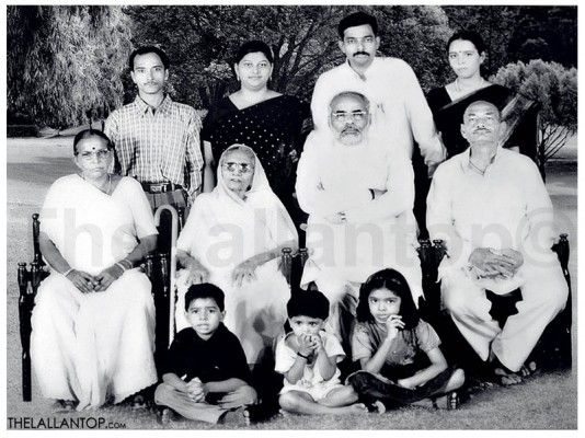 मुख्यमंत्री बनने के बाद अपने परिवार के साथ मोदी