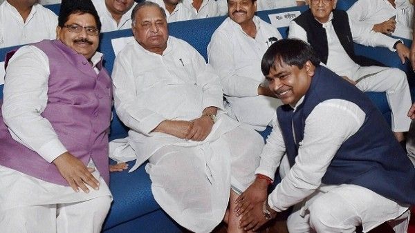 नेता जी के चरणों में गायत्री प्रजापति