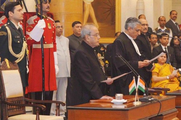 चीफ जस्टिस पद की शपथ लेते हुए