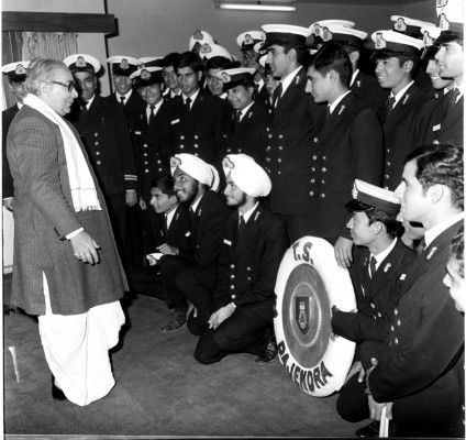 PD/BSA / Jan. 74, A 58 Q / 15The Cadets of T.S. Rajendra with Transport and Shipping Minister Kamlapati Tripathi, when they called on him in New Delhi on January 28, 1974.