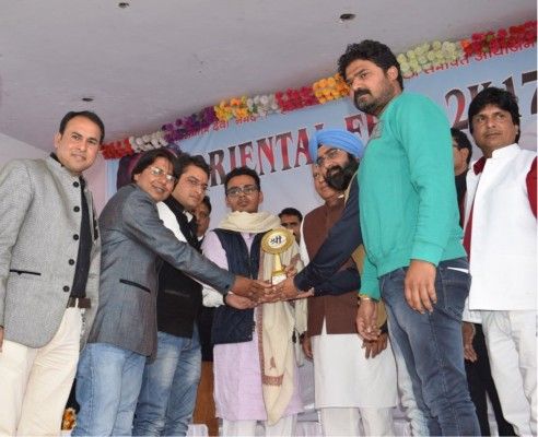 'कुंवर' कार्तिकेय. बाएं से चौथे.