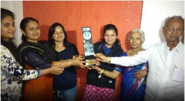 मैन ऑफ द मैच ट्रॉफी के साथ जाधव की फैमिली
