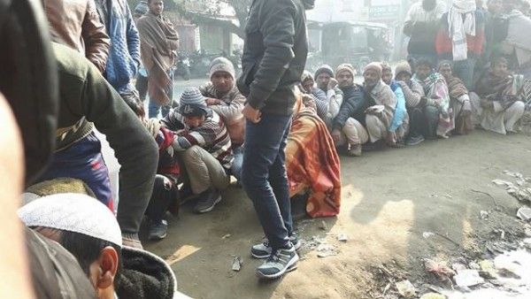 बैंक की कतार में थक कर बैठ गए.
