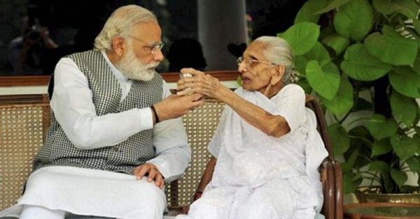 प्रधानमंत्री आवास में अपनी मां के साथ नरेंद्र मोदी