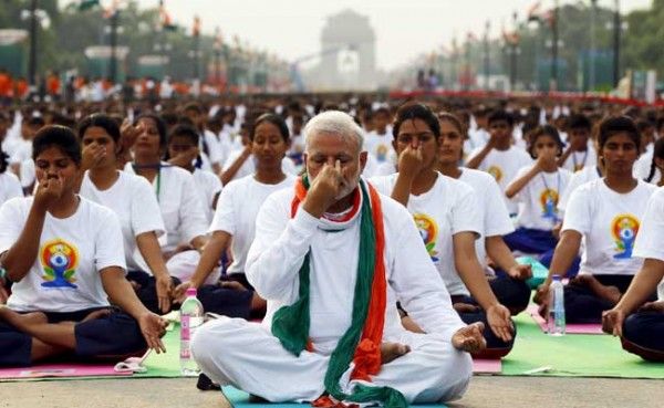 राहुल गांधी का आरोप सुन मजाक-मजाक में नाक बंद सुसाइड की कोशिश करते मोदी
