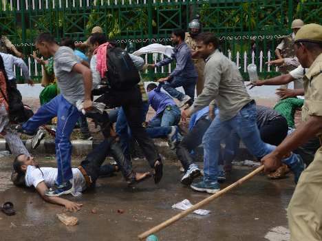लखनऊ में प्रदर्शन करते बीटीसी छात्र.