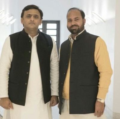 अखिलेश यादव और रफीक अंसारी.