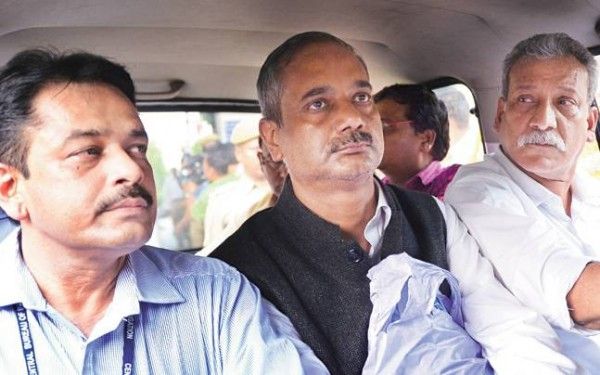 जब राजेंद्र कुमार (ब्लैक जैकेट में) को सीबीआई ने अरेस्ट किया.