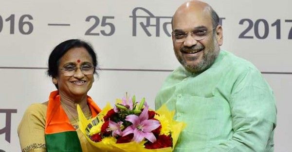कांग्रेस छोड़ बीजेपी जॉइन करते समय अमित शाह के साथ रीता