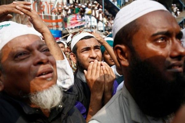 बांग्लादेशी एक्टिविस्ट रोहिंग्या के लिए दुआ करते हुए. Source- Reuters