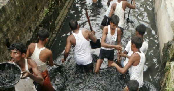 इलाहाबाद में सफाईकर्मी की ट्रेनिंग में इंजीनियर और MBA.. ये भर्ती 2008 की है. सोर्स- हफिंग्टन पोस्ट