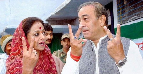 अपनी दूसरी पत्नी अमिता सिंह के साथ संजय सिंह