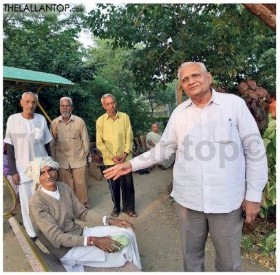 वृद्धाश्रम में सोमभाई मोदी