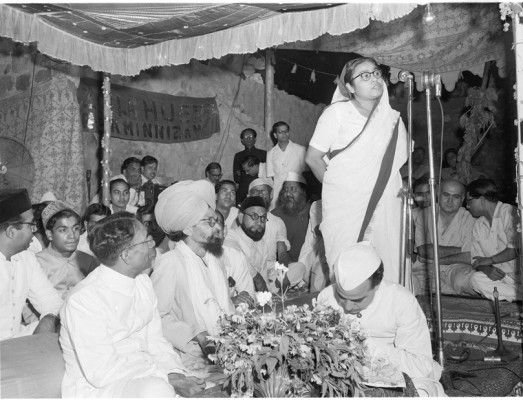 Ph. Studio/May, 1957, A37(a) 65IST URS OF AMIR KHUSRO COMMEMORATED IN DELHI Smt. Sucheta Kripalani addressing the gathering on May 19, 1957, the second day of the 3-day celebrations.