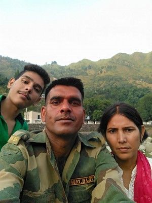 तेज बहादुर बीवी शर्मिला और बेटे रोहित के साथ.
