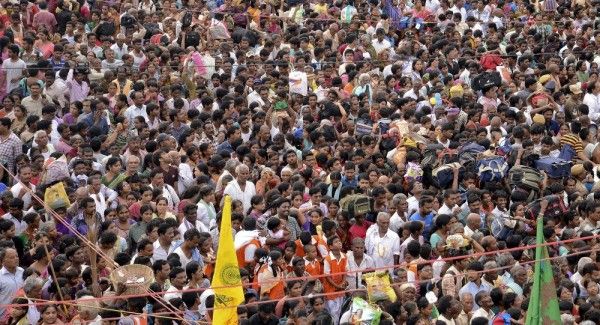 मंदिरों में जहां इतनी भीड़ होती है, वहां हादसे की आशंका हरदम बनी रहती है