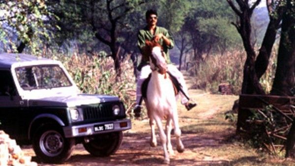 राजा भैया घुड़सवारी करते हुए