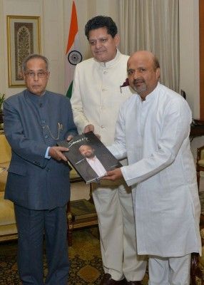 अपनी बायोग्राफी पेश करते हुए