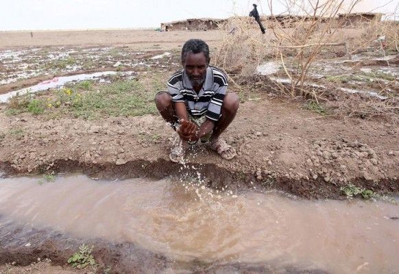A man washes his hand with running water from a dug-out-trench in the drought stricken Somali region in Ethiopia, January 26, 2016. The drought relief effort in Ethiopia needs about $500 million to fund programmes beyond the end of April to support 10.2 million people facing critical food shortages this year, the U.N. World Food Programme said on Thursday. Picture taken January 26, 2016. REUTERS/Tiksa Negeri