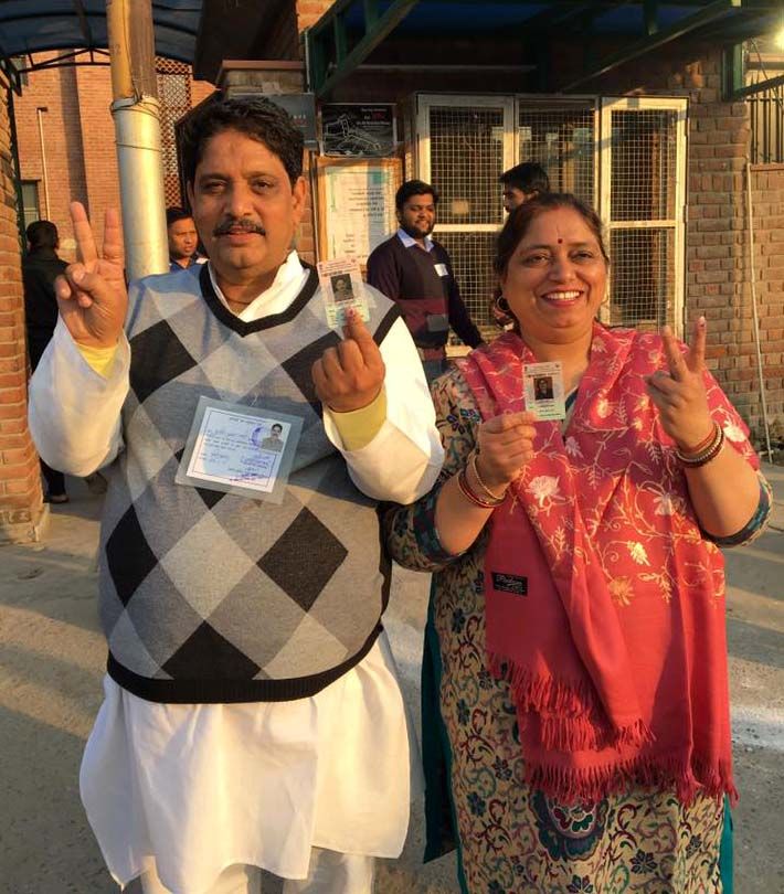 सुनील शर्मा अपनी पत्नी के साथ