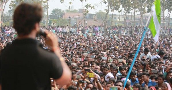 अमनमणि त्रिपाठी की रैली में आई भीड़, जिसे संबोधित कर रहे हैं भोजपुरी सुपरस्टार खेसारी लाल