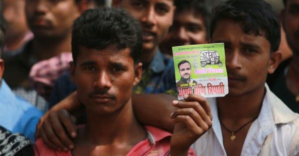 अमनमणि की रैली में उनके पोस्टर के साथ एक युवक