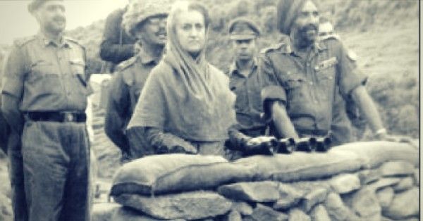 1971 की लड़ाई में सरताज सिंह के साथ इंदिरा गांधी बॉर्डर पर